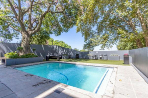 Modern City Escape with Fast Wifi, Pool, Parking & Cinema